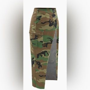 NWT Micas Camouflage skirt. Size Large.